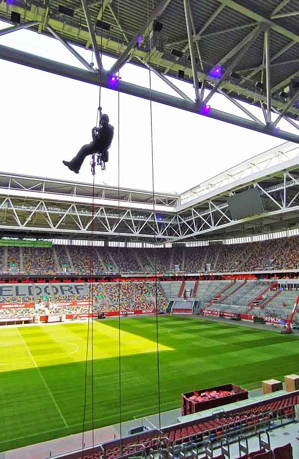 kabelverlegung-hoehenmontagen-stadion-duesseldorf Industriekletterer bei Kabelverlegung in großer Höhe an Stadion in Düsseldorf<br />