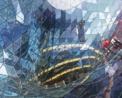 Industriekletterer führt Glasfassaden-Folierung am Gebäude MyZeil in Frankfurt durch