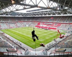 Höhenarbeiter beim Abseilen im Düsseldorfer Stadion nach Kabelmontagearbeiten für die neuen Funkantennen und die Funkanlage für den Mobilfunk im Stadion.