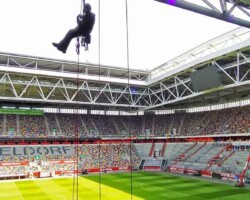 Industriekletterer bei Kabelverlegung in großer Höhe an Stadion in Düsseldorf