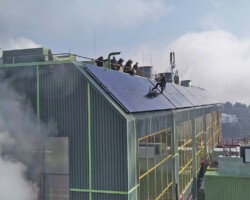 Montage von Solarzellen für eine PV-Anlage an einem Industriegebäude in Wuppertal durch Höhenarbeiter und Industriekletterer.