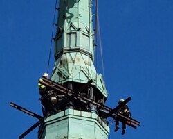 Industriekletterer montiert Stahlbaum am Kirchturm in Rheydt bei Höhenarbeiten